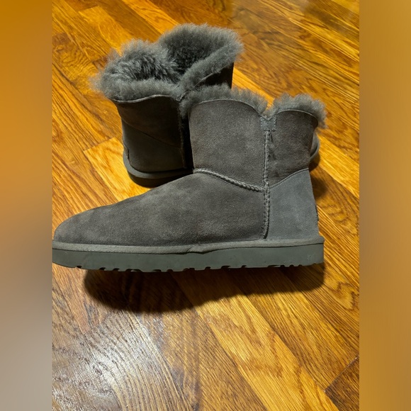 Woman’s Ugg Mini Bailey Boots - Picture 3 of 7